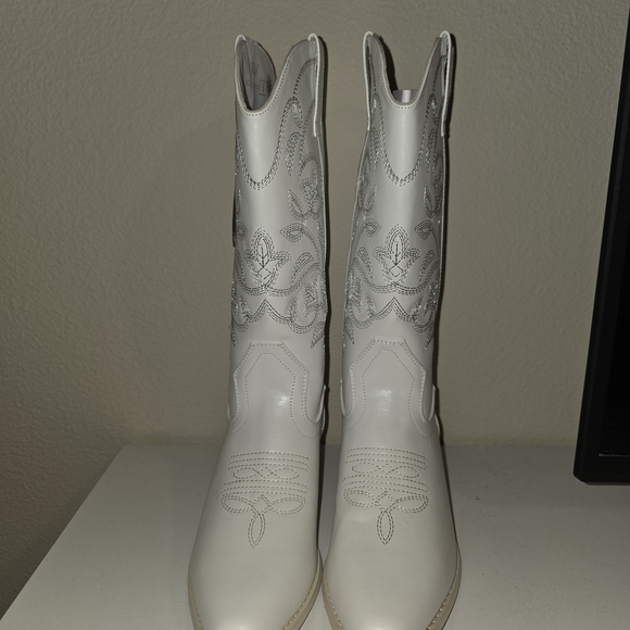 Shoes - White Embroidered Western Boots